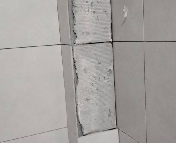 宜宾瓷砖空鼓维修公司分享下瓷砖施工前基层浇水润湿程度不足，可能导致以下问题