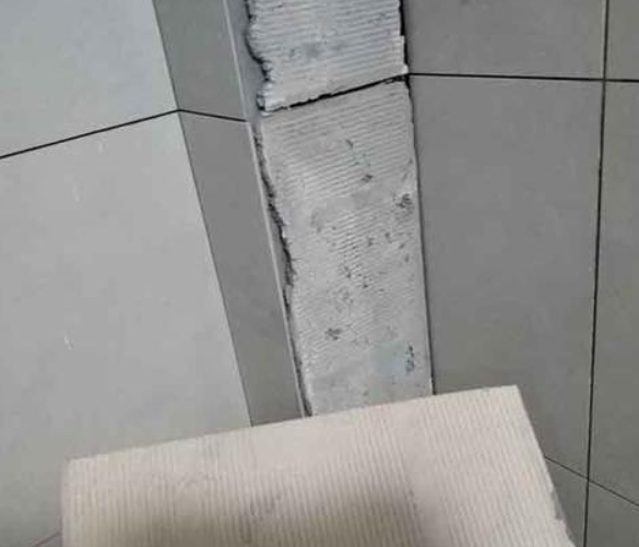 宜宾瓷砖空鼓维修公司分享下厨房瓷砖脱落的补救措施。
